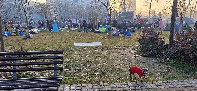 Građani i studenti proveli noć kod Mosta slobode