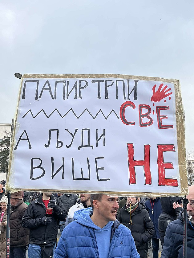 Novi Sad dobio novu gradsku vlast, građani protestovali, zasuli policiju i zgradu Skupštine jajima, brašnom, jogurtom i toalet papirom