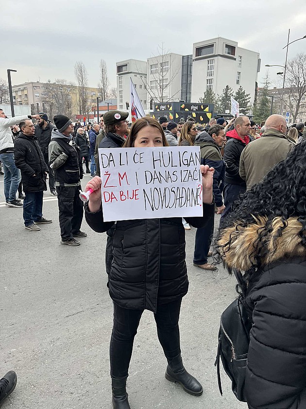 Novi Sad dobio novu gradsku vlast, građani protestovali, zasuli policiju i zgradu Skupštine jajima, brašnom, jogurtom i toalet papirom