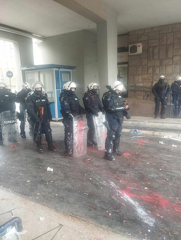 Novi Sad dobio novu gradsku vlast, građani protestovali, zasuli policiju i zgradu Skupštine jajima, brašnom, jogurtom i toalet papirom