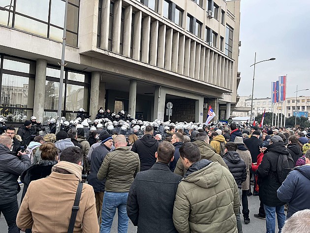 Novi Sad dobio novu gradsku vlast, građani protestovali, zasuli policiju i zgradu Skupštine jajima, brašnom, jogurtom i toalet papirom