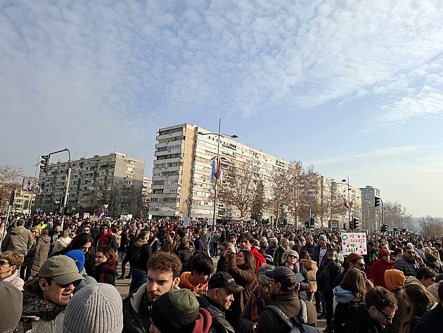 Blokada Mosta slobode do 18h, studenti čiste prostor na mostu i oko njega