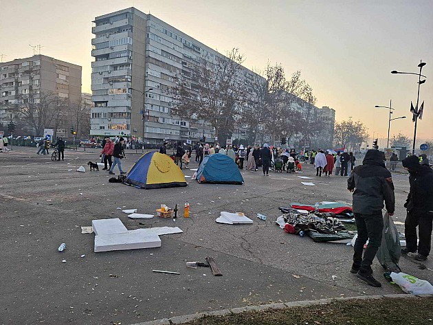 Građani i studenti proveli noć kod Mosta slobode