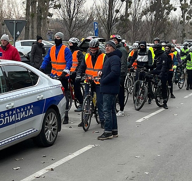 Studenti biciklima krenuli iz Novog Sada za Beograd, pa na veliki skup u Kragujevac 