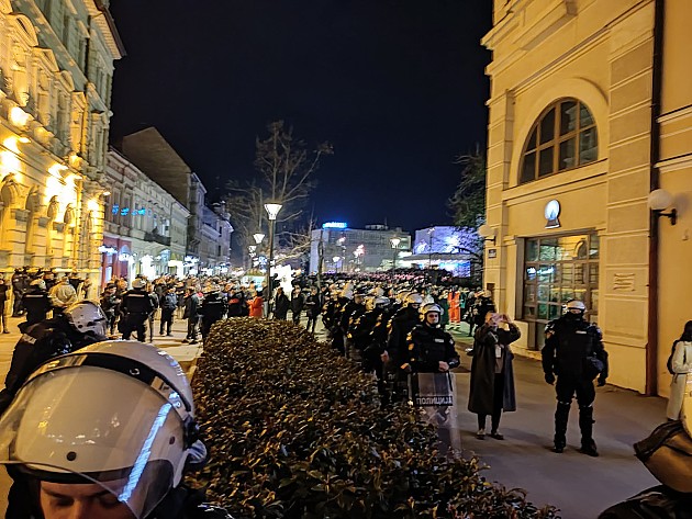Kordoni policije razdvajaju dva skupa ispred SNP