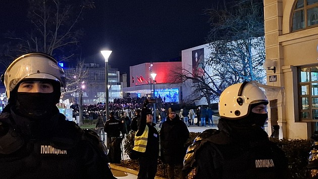 Kordon policija sprečava studente i građane da priđu SNP-u i da se sukobe sa pristalicama SNS-a