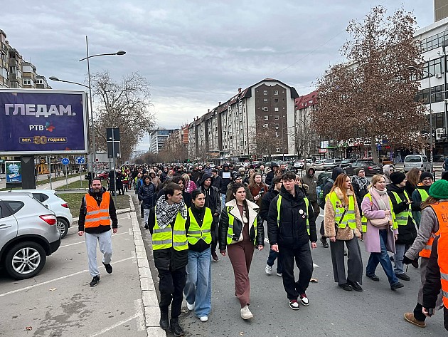 Obeleženo 15 meseci od pogibije 16 ljudi pod nadstrešnicom Železničke stanice (FOTO)