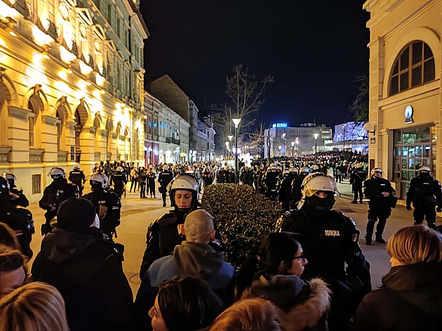 Kordoni policije razdvajaju dva skupa ispred SNP