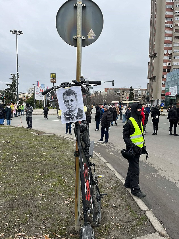 Obeleženo 15 meseci od pogibije 16 ljudi pod nadstrešnicom Železničke stanice (FOTO)