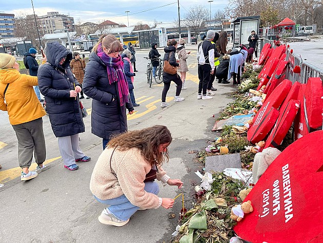 Obeleženo 15 meseci od pogibije 16 ljudi pod nadstrešnicom Železničke stanice (FOTO)
