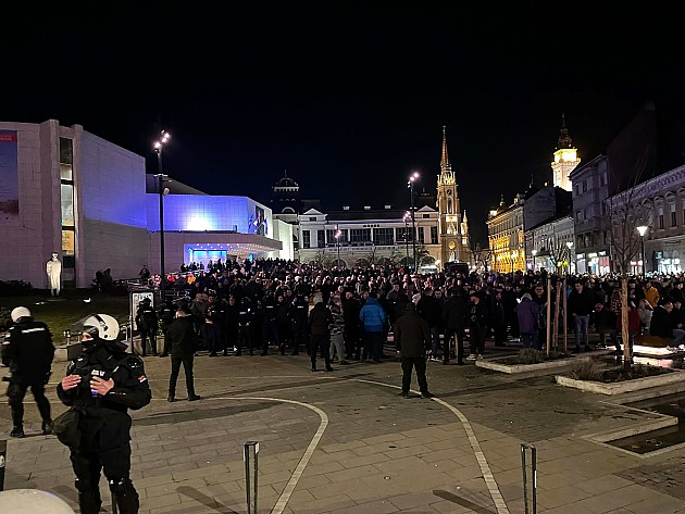 Kordoni policije razdvajaju dva skupa ispred SNP