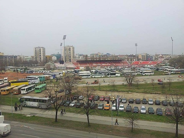 Autobusi iz cele zemlje blokirali Novi Sad zbog mitinga naprednjaka
