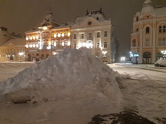 Sneg zavejao Novi Sad, saobraćaj otežan