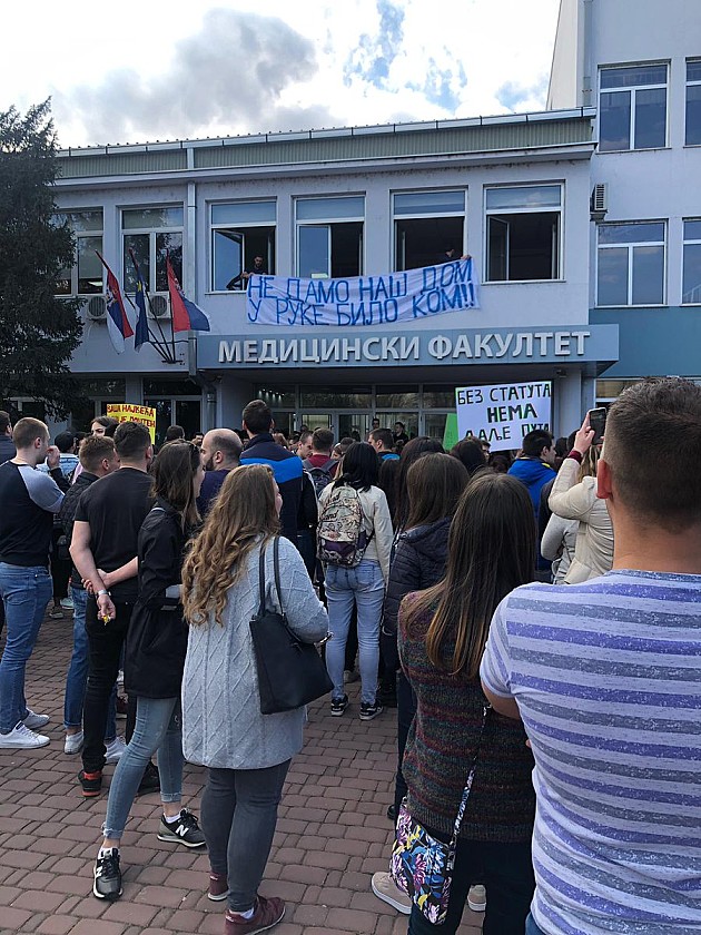 Studenti traže da vlast odblokira Medicinski fakultet