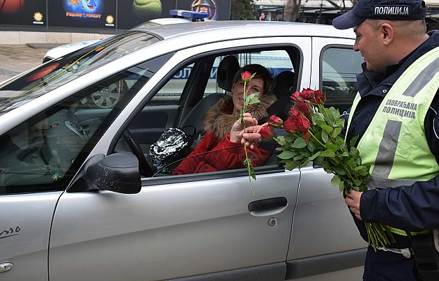 Saobraćajni policajci delili ruže sugrađankama za 8. mart