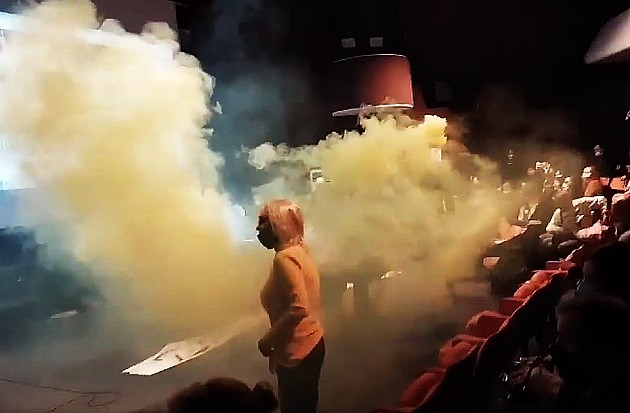 Aktivisti bacili dimne bombe i prekinuli sednicu o urbanističkom planu Novog Sada