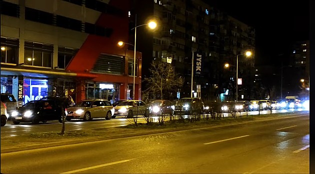 Gužve na pumpama u Novom Sadu, vozači sinoć čekali u redu da natoče gorivo