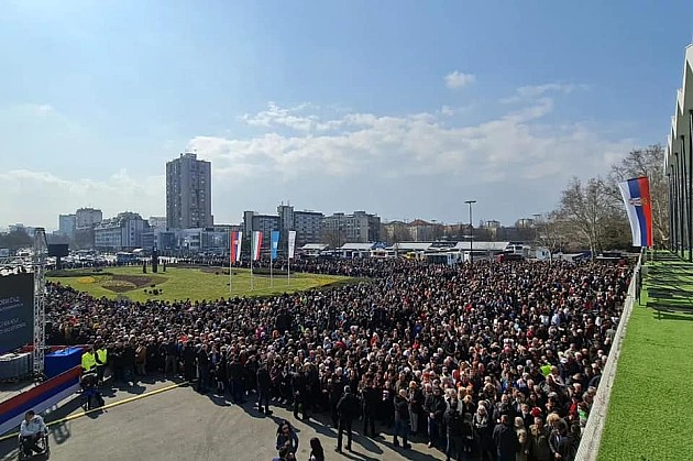„Soko“ doleteo u stanicu Novi Sad za 33 minuta, više hiljada ljudi na dočeku