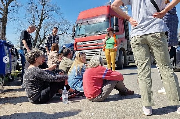 Na Šodrošu privedeni aktivisti, kamion odneo posečena trupca