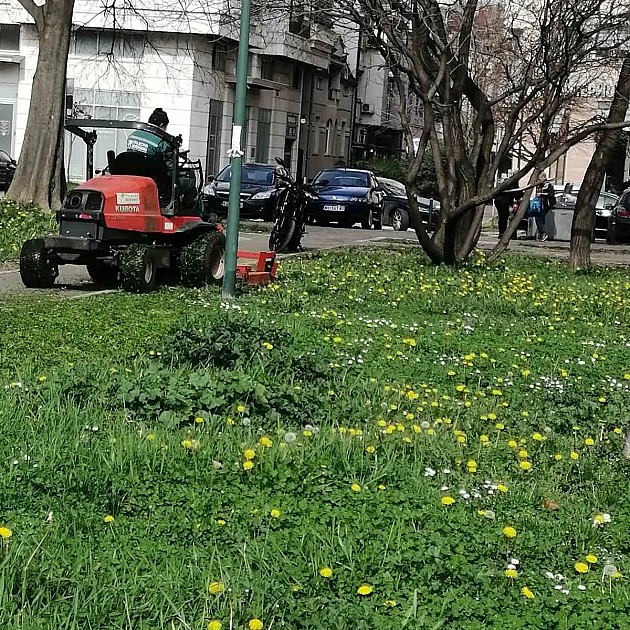 Radnici JKP „Gradsko zelenilo“ počeli sa košenjem trave
