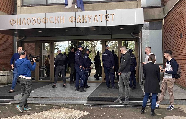 Filozofski fakultet u Novom Sadu obustavio rad, studenti tokom protesta blokirali ulaz u zgradu