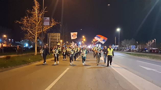 Subotički studenti koji pešače do Beograda stigli večeras u Novi Sad 