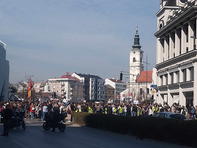 (FOTO) Korak po korak, bulevar po bulevar, pobeđujemo mrak