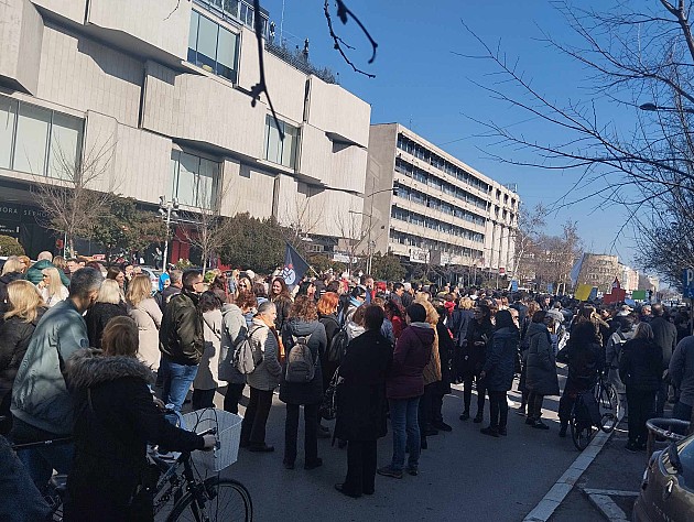 Protest prosvetnih radnika zbog umanjenja plata