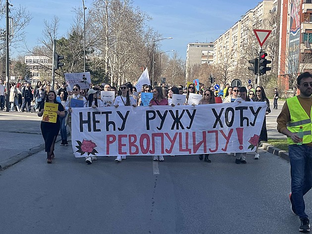 Osmomartovski protesti u Novom Sadu: Skupština zasuta jajima, studentkinje poručile da neće ružu već bolja porodilišta