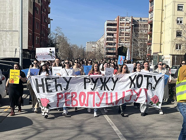 Osmomartovski protesti u Novom Sadu: Skupština zasuta jajima, studentkinje poručile da neće ružu već bolja porodilišta