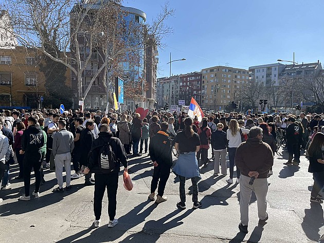 (FOTO) Učenici, prosveta, bajkeri i roditelji blokirali raskrsnicu kod kasarne u Futoškoj ulici