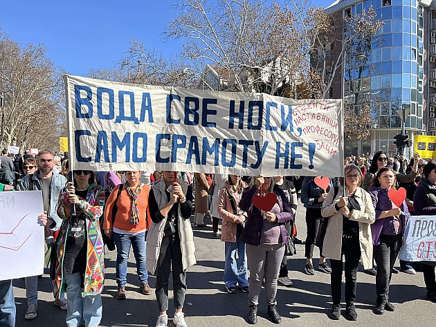 (FOTO) Učenici, prosveta, bajkeri i roditelji blokirali raskrsnicu kod kasarne u Futoškoj ulici