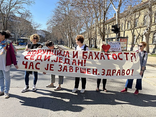 (FOTO) Učenici, prosveta, bajkeri i roditelji blokirali raskrsnicu kod kasarne u Futoškoj ulici