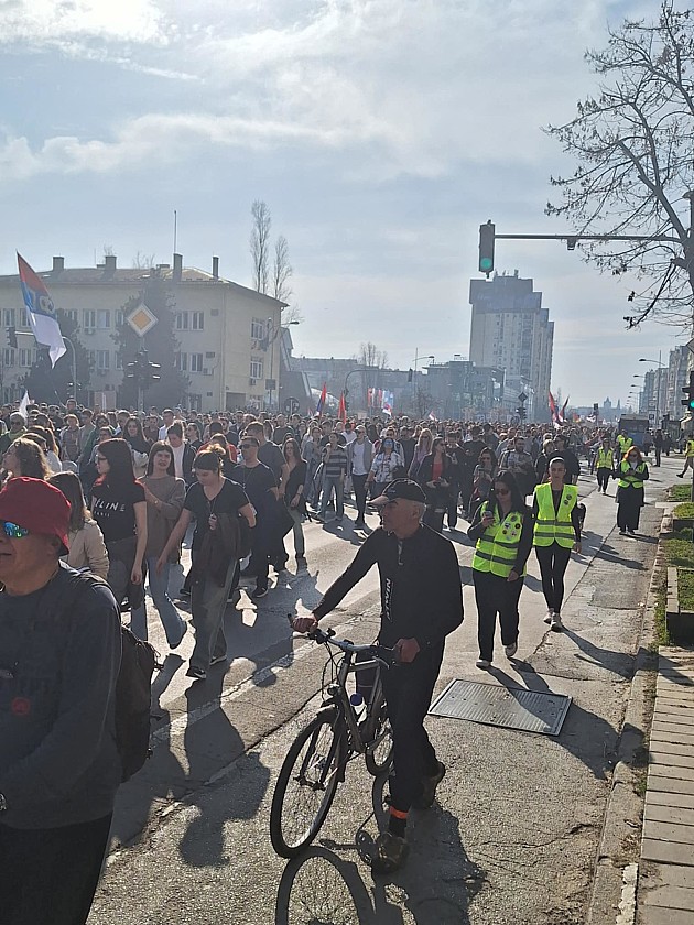 (FOTO) Korak po korak, bulevar po bulevar, pobeđujemo mrak