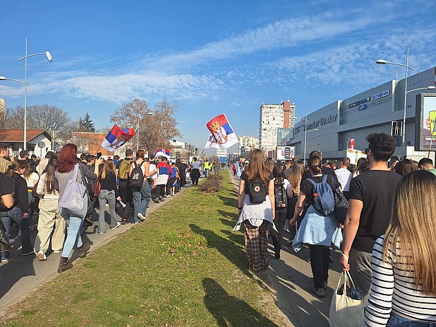 (FOTO) Korak po korak, bulevar po bulevar, pobeđujemo mrak