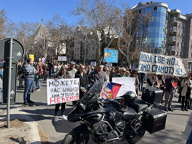 (FOTO) Učenici, prosveta, bajkeri i roditelji blokirali raskrsnicu kod kasarne u Futoškoj ulici