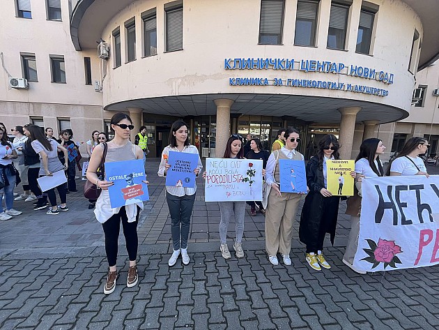 Osmomartovski protesti u Novom Sadu: Skupština zasuta jajima, studentkinje poručile da neće ružu već bolja porodilišta