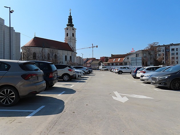 Sklonjena garaža iza SNP-a, osposobljen parking 