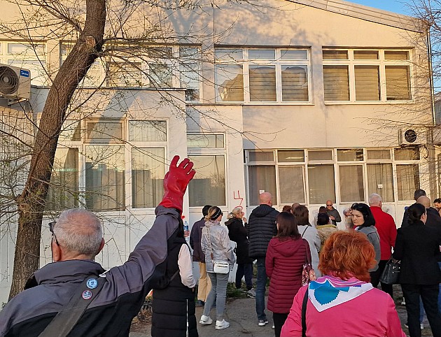 Protest ispred OŠ „Prva vojvođanska brigada“, v.d. direktora nije dobio podršku zaposlenih