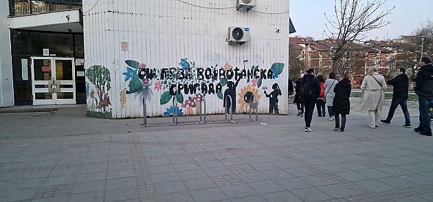 Protest ispred OŠ „Prva vojvođanska brigada“, v.d. direktora nije dobio podršku zaposlenih