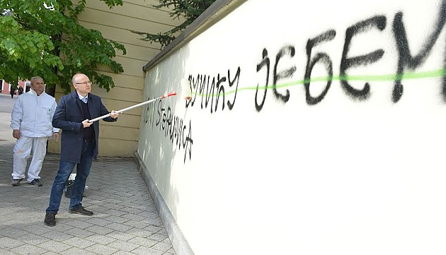 Prekrečen uvredljiv grafit protiv Vučića i Stefanovića