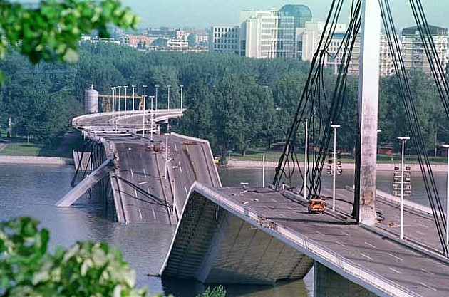 Most slobode srušen pre 22 godine
