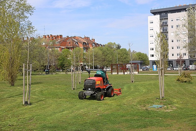 Košenje trave na više lokacija