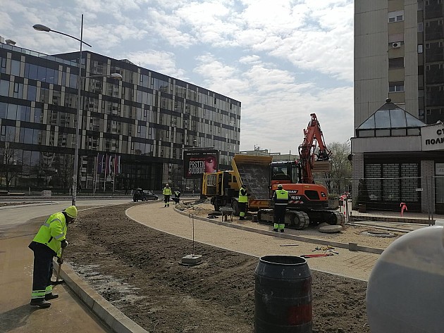 U toku postavljanje završnog asfaltnog sloja na izgradnji kružne raskrsnice kod Spensa