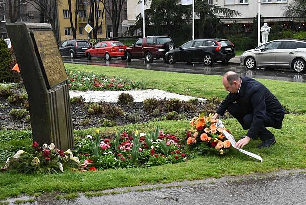Položeni venci u znak sećanja na Olega Nasova  koji je poginuo  tokom NATO agresije i šestoro mladih stradalih u požaru u „Kontrastu“