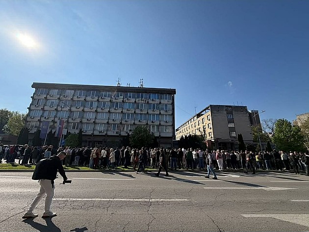 Pristalice SNS protestovale ispred PU Novi Sada zbog intervencije kod Banovine