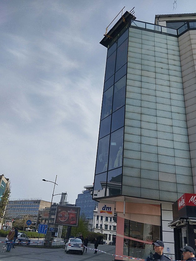 Na prolaznicu pao deo drvene skele sa Norka (FOTO)