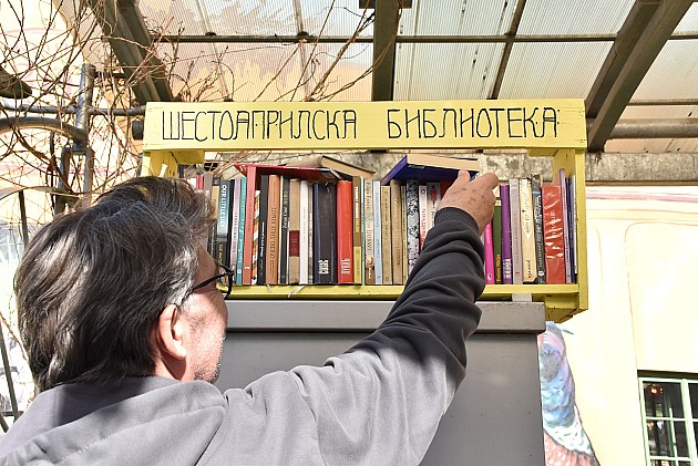 Šestoaprilska biblioteka ove godine na žutoj polici kod SNP-a i uz humanitarni karakter