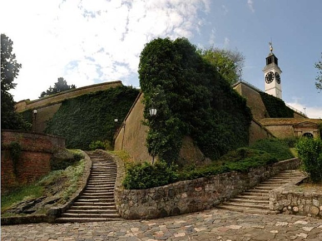 Muškarac pao sa zidina Petrovaradinske tvrđave, svestan prevezen u Urgentni centar