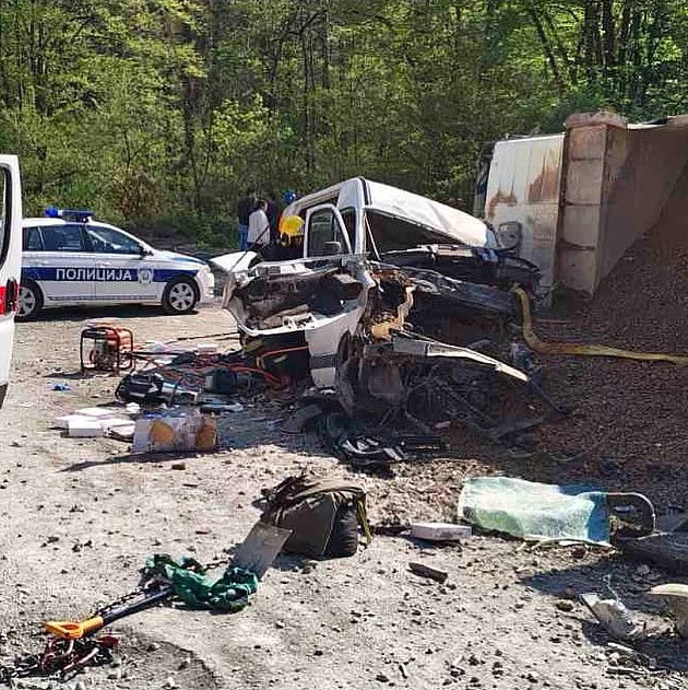 Zbog saobraćajke na Iriškom vencu zaustavljen saobraćaj, kamion udario u kombi